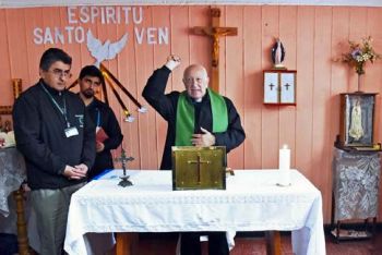 Cardinal Ricardo Ezzati blessing the new tabernacle.